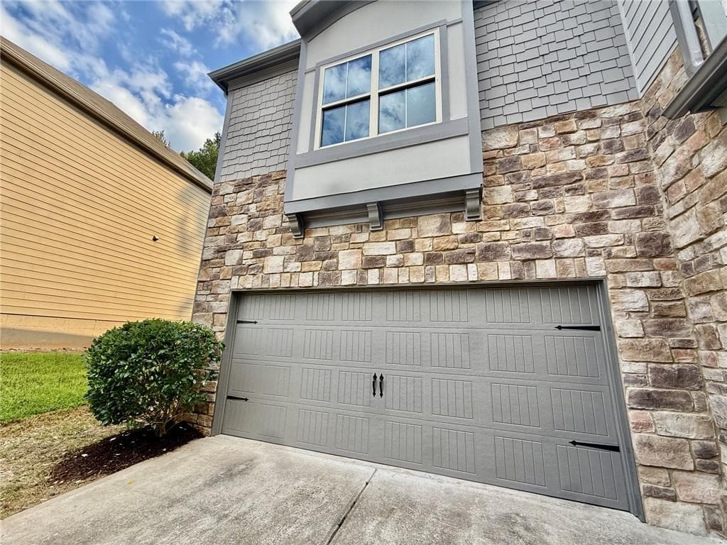 5 bedroom, 3 bathroom, 3,353 sq ft single family residence for sale at 5190 Amberland Square, Atlanta, GA 30349 — photo 2