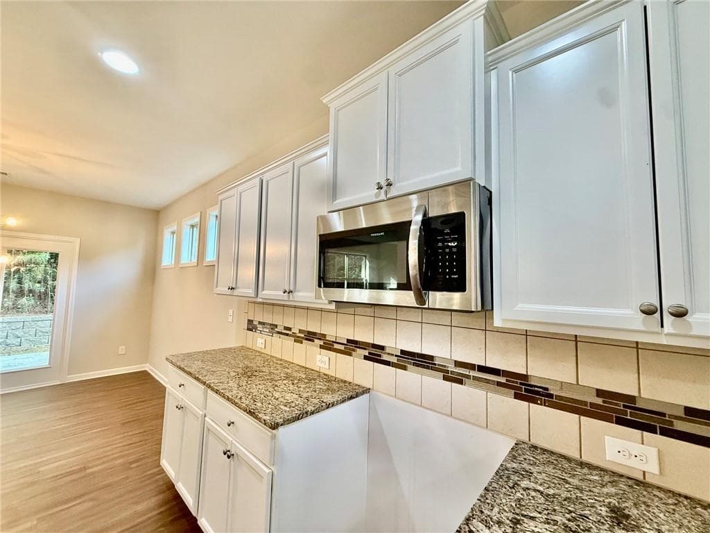 5 bedroom, 3 bathroom, 3,353 sq ft single family residence for sale at 5190 Amberland Square, Atlanta, GA 30349 — photo 8