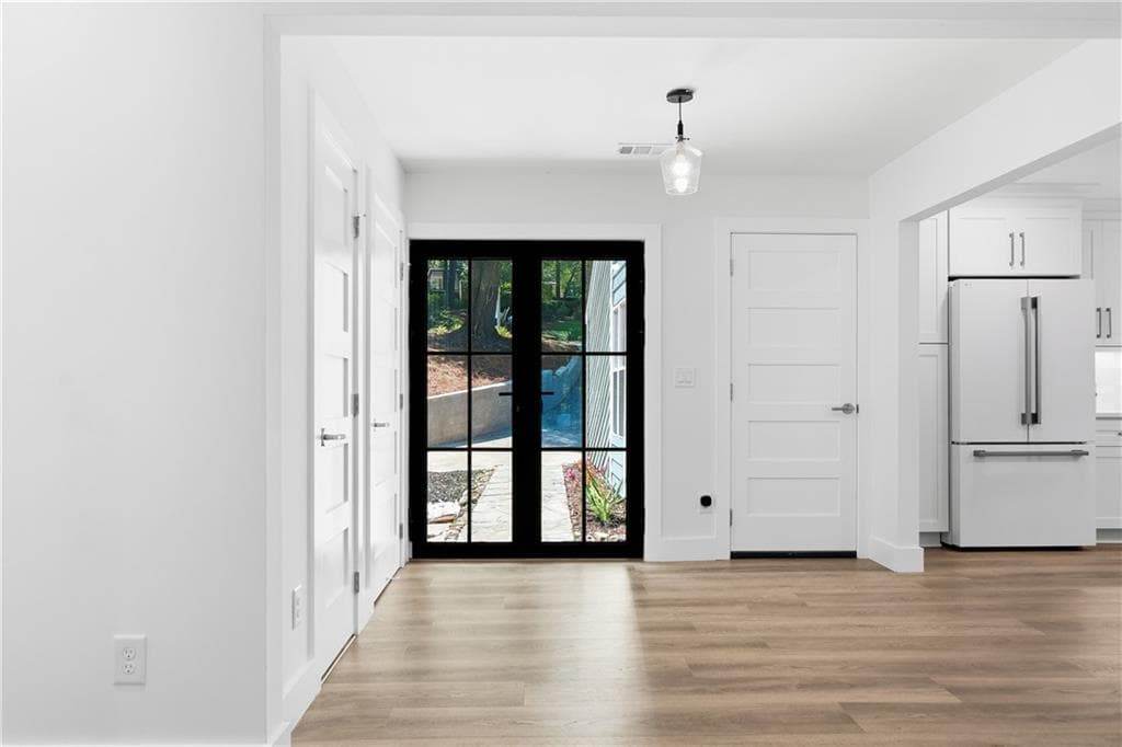 6 bedroom, 5 bathroom, 3,756 sq ft single family residence for sale at 545 Longleaf Drive, Roswell, GA 30075 — photo 3