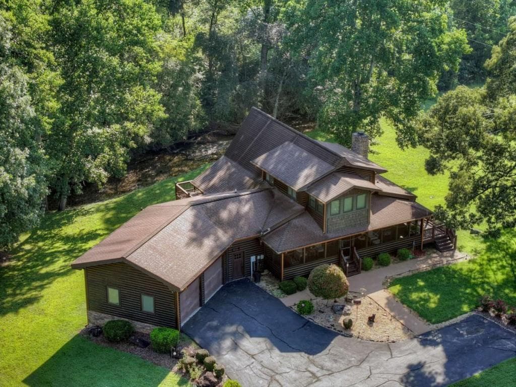4 bedroom, 3 bathroom, 4,411 sq ft single family residence for sale at 43 Devils Den Road, Epworth, GA 30541 — photo 4