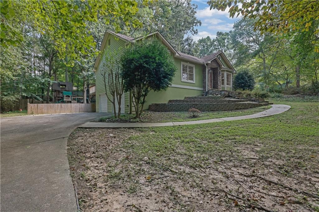 3 bedroom, 2 bathroom, 2,677 sq ft single family residence for sale at 210 Crabapple Lane, Powder Springs, GA 30127 — photo 2