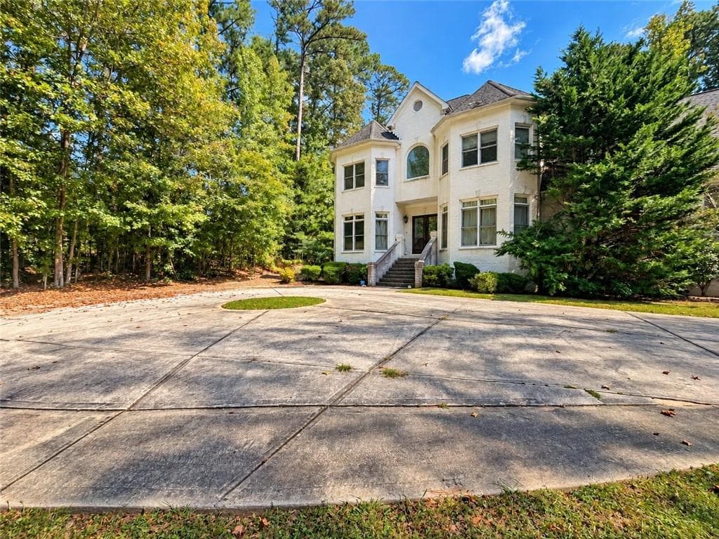 7 bedroom, 5 bathroom, 5,872 sq ft single family residence under contract at 3930 Demooney Road, Atlanta, GA 30349 — photo 4