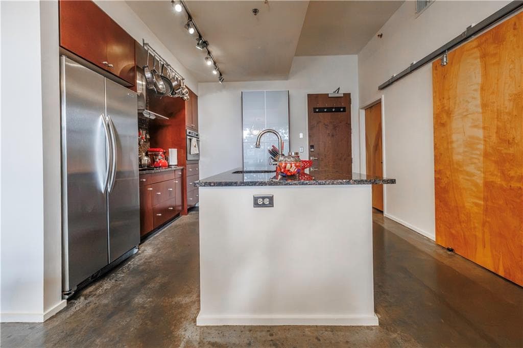 1 bedroom, 2 bathroom, 879 sq ft condominium for sale at 130 Arizona Avenue 305, Atlanta, GA 30307 — photo 4