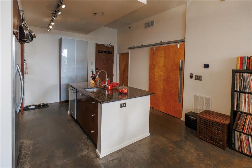 1 bedroom, 2 bathroom, 879 sq ft condominium for sale at 130 Arizona Avenue 305, Atlanta, GA 30307 — photo 6