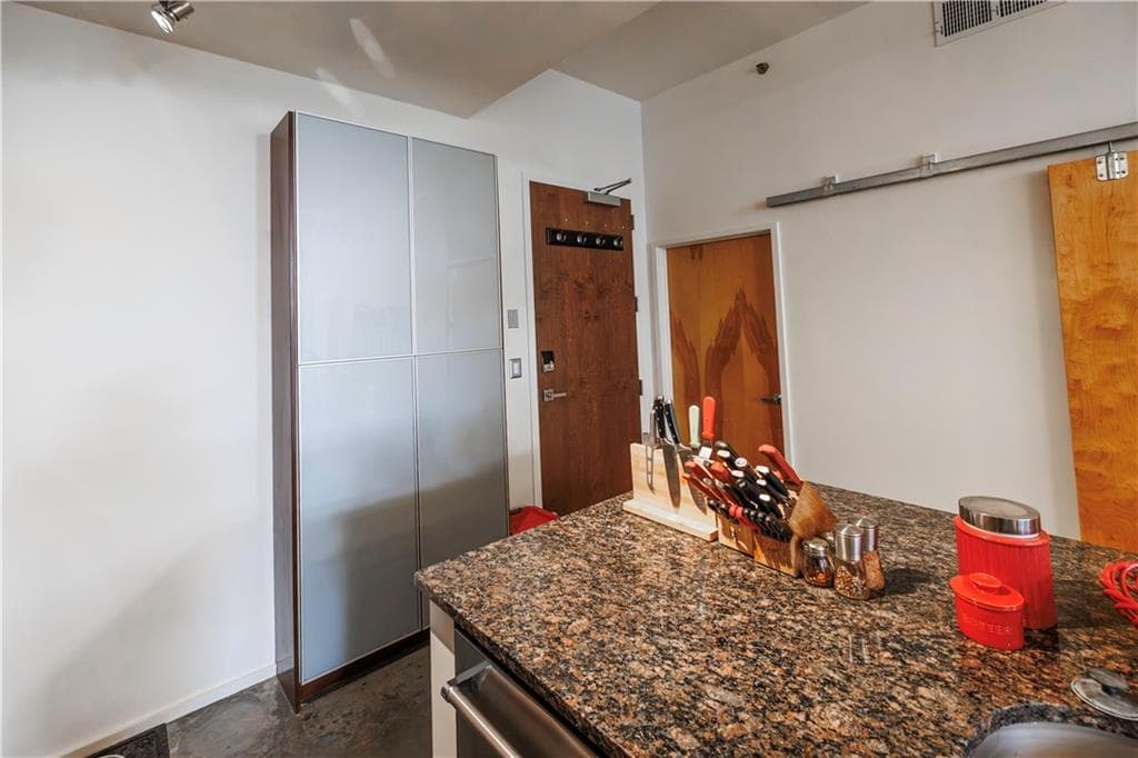 1 bedroom, 2 bathroom, 879 sq ft condominium for sale at 130 Arizona Avenue 305, Atlanta, GA 30307 — photo 8