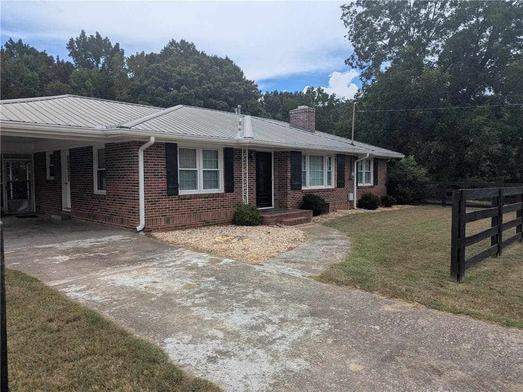 3 bedroom, 2 bathroom, 1,773 sq ft single family residence for rent at 6115 Jewell Bennett Road, Dawsonville, GA 30534 for $2,200 a month — photo 2