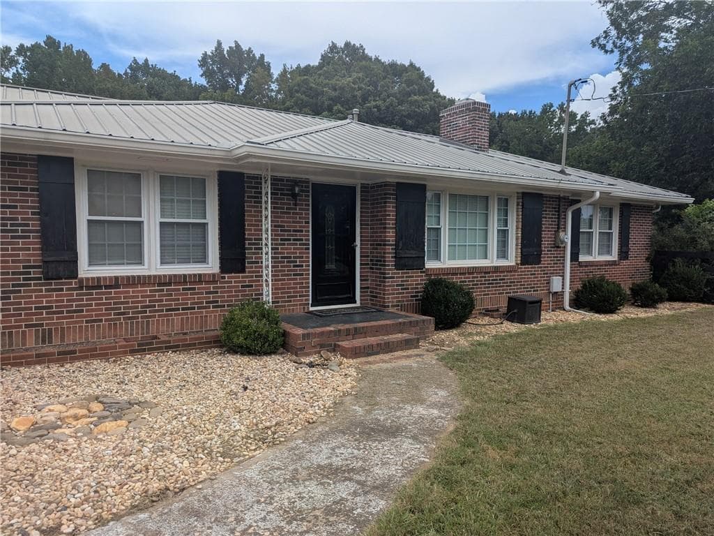 3 bedroom, 2 bathroom, 1,773 sq ft single family residence for rent at 6115 Jewell Bennett Road, Dawsonville, GA 30534 for $2,200 a month — photo 4