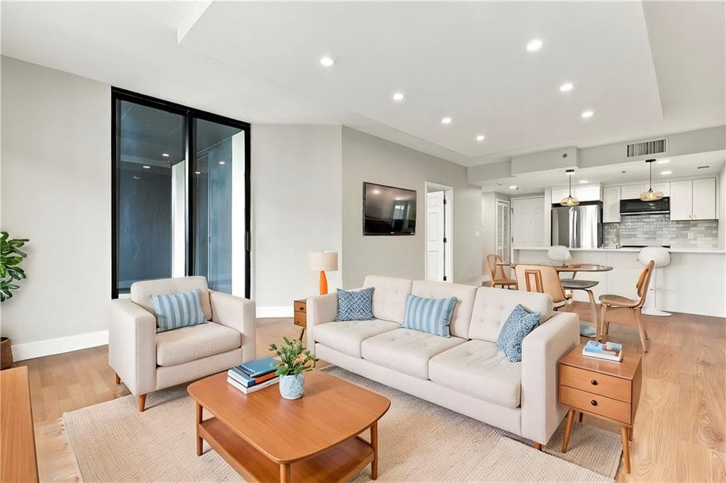 1 bedroom, 1 bathroom, 750 sq ft condominium for sale at 3481 Lakeside Drive 1905, Atlanta, GA 30326 — photo 8