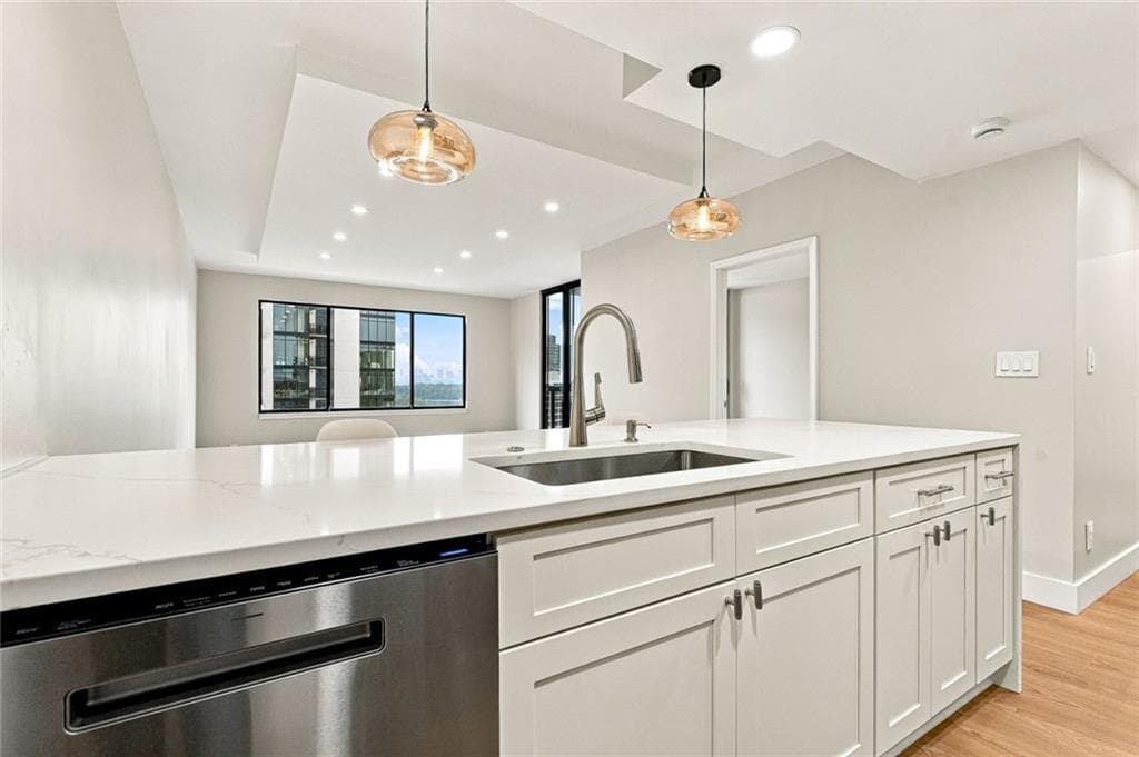 1 bedroom, 1 bathroom, 750 sq ft condominium for sale at 3481 Lakeside Drive 1905, Atlanta, GA 30326 — photo 3