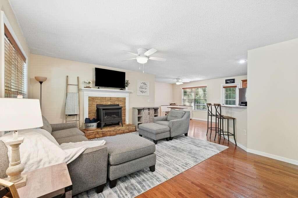 4 bedroom, 3 bathroom, 1,890 sq ft single family residence for sale at 21 Gild Court, Ellijay, GA 30540 — photo 2