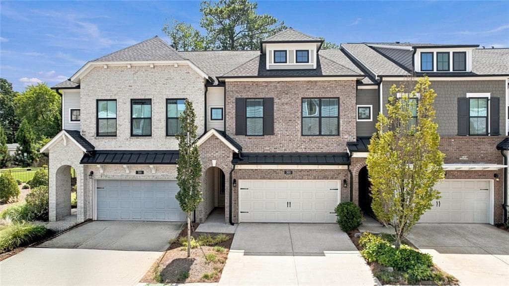 3 bedroom, 3 bathroom, 2,220 sq ft townhouse for sale at 300 Walker Avenue, Roswell, GA 30076 — photo 3