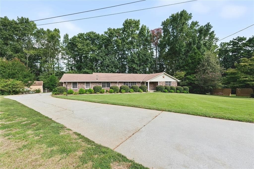 3 bedroom, 2 bathroom, 2,211 sq ft single family residence for sale at 2653 Amberly Way, Snellville, GA 30078 — photo 2