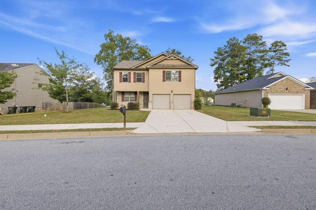4 bedroom, 3 bathroom, 2,467 sq ft single family residence for sale at 9430 Bandywood Drive, Covington, GA 30014 — photo 2