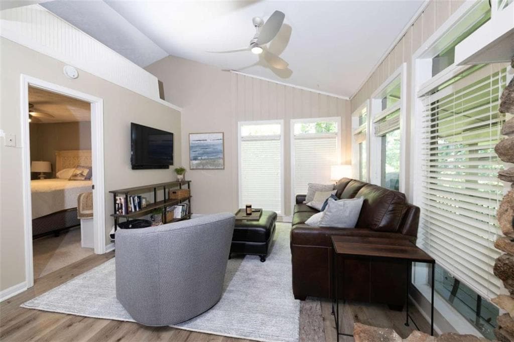 2 bedroom, 2 bathroom, 858 sq ft condominium for sale at 9010 Prestige Lane 2, Gainesville, GA 30506 — photo 3