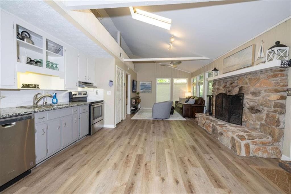 2 bedroom, 2 bathroom, 858 sq ft condominium for sale at 9010 Prestige Lane 2, Gainesville, GA 30506 — photo 4