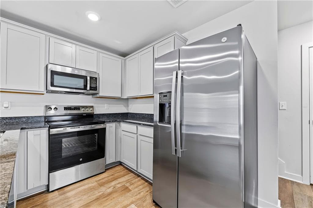 3 bedroom, 3 bathroom, 1,729 sq ft single family residence for sale at 3416 Stonewall Court, Union City, GA 30291 — photo 4
