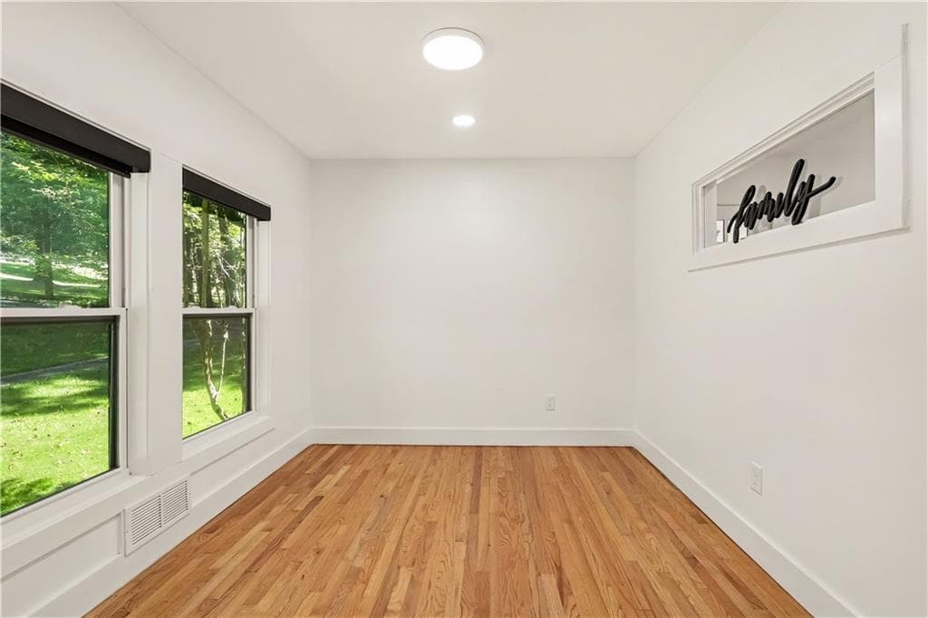 4 bedroom, 3 bathroom, 1,932 sq ft single family residence for sale at 2800 Duke of Gloucester Street, Atlanta, GA 30344 — photo 7