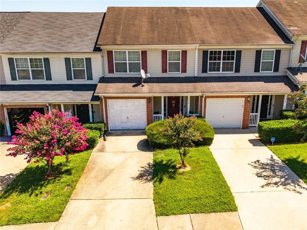 2 bedroom, 3 bathroom, 1,400 sq ft townhouse for sale at 1476 April Lane, Morrow, GA 30260 — photo 2