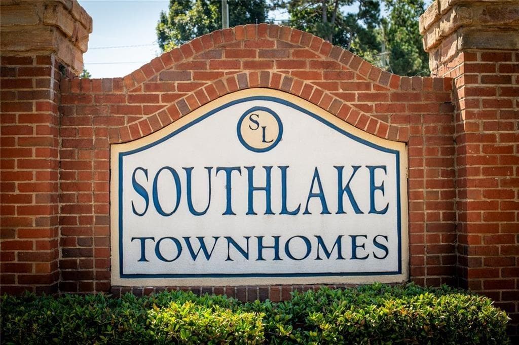 2 bedroom, 3 bathroom, 1,400 sq ft townhouse for sale at 1476 April Lane, Morrow, GA 30260 — photo 3