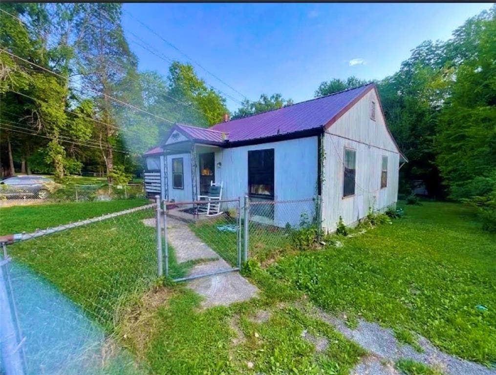 3 bedroom, 1 bathroom, 840 sq ft single family residence for sale at 614 Foster Mill Drive, La Fayette, GA 30728
