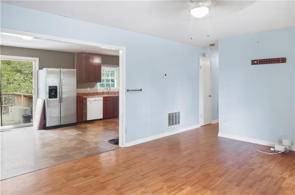 3 bedroom, 2 bathroom, 1,392 sq ft single family residence for sale at 31 Rainwood Circle, Silver Creek, GA 30173 — photo 5