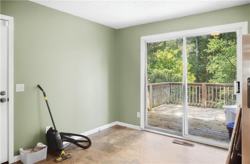 3 bedroom, 2 bathroom, 1,392 sq ft single family residence for sale at 31 Rainwood Circle, Silver Creek, GA 30173 — photo 9