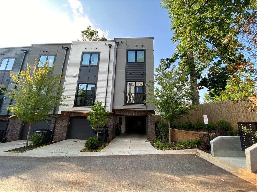 2 bedroom, 3 bathroom, 1,356 sq ft townhouse for rent at 2199 Lenox Road 17, Atlanta, GA 30324 for $3,500 a month — photo 3