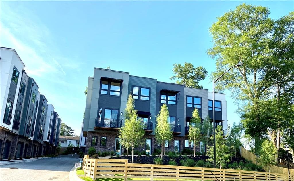 2 bedroom, 3 bathroom, 1,356 sq ft townhouse for rent at 2199 Lenox Road 17, Atlanta, GA 30324 for $3,500 a month — photo 4