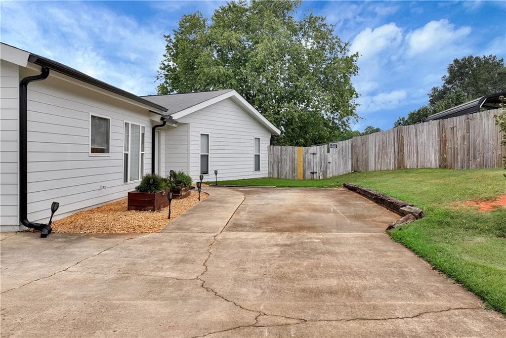 3 bedroom, 2 bathroom, 1,461 sq ft single family residence under contract at 5640 Raintree Trce, Oakwood, GA 30566 — photo 4