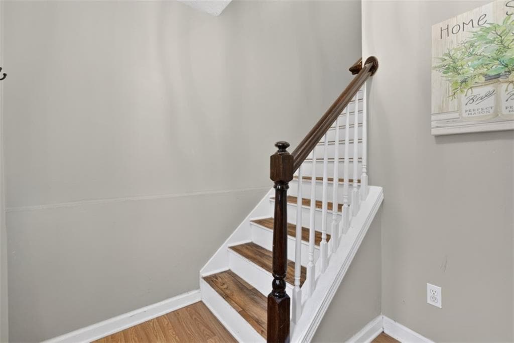 3 bedroom, 4 bathroom, 2,061 sq ft townhouse for sale at 2484 Stonegate Drive, Acworth, GA 30101 — photo 4