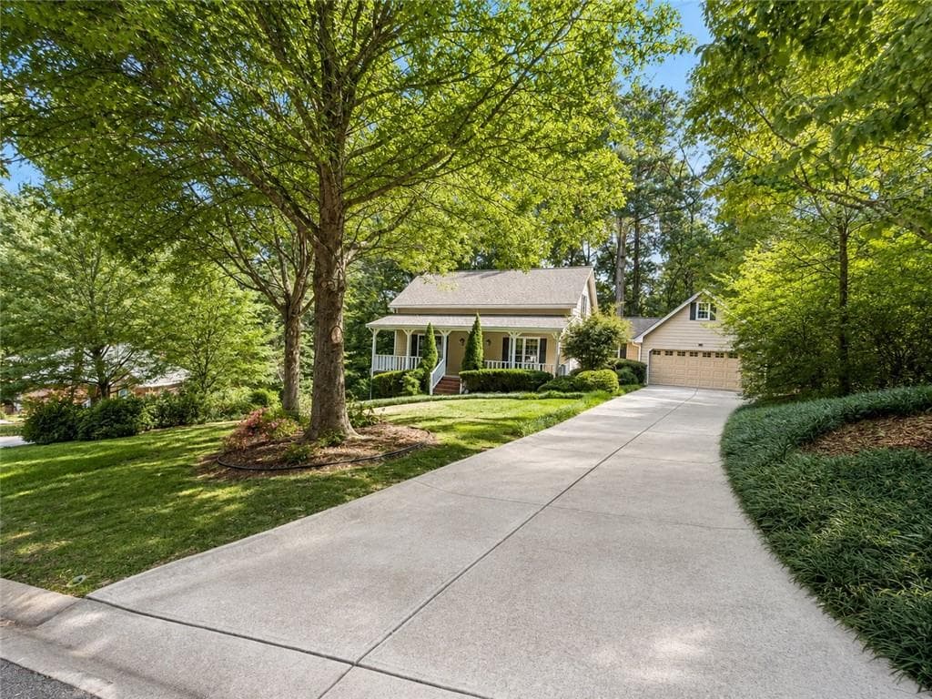 3 bedroom, 3 bathroom, 2,258 sq ft single family residence under contract at 1052 Evelyn Lane, Lilburn, GA 30047 — photo 2