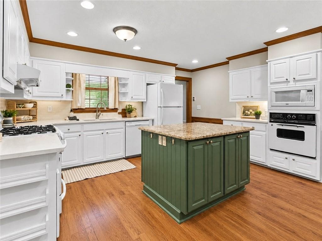 3 bedroom, 3 bathroom, 2,258 sq ft single family residence under contract at 1052 Evelyn Lane, Lilburn, GA 30047 — photo 7