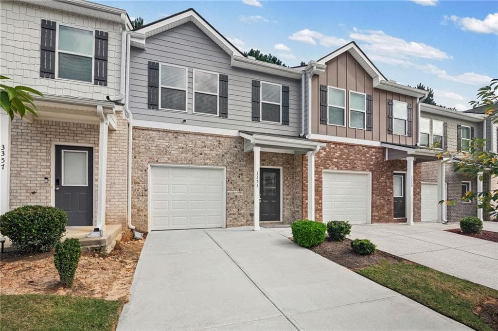 3 bedroom, 3 bathroom, 1,610 sq ft townhouse for sale at 3353 Sable Elm Court, Atlanta, GA 30349 — photo 2