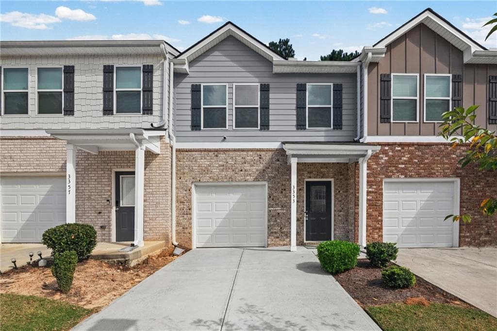 3 bedroom, 3 bathroom, 1,610 sq ft townhouse for sale at 3353 Sable Elm Court, Atlanta, GA 30349 — photo 3