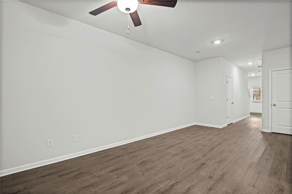 3 bedroom, 3 bathroom, 1,610 sq ft townhouse for sale at 3353 Sable Elm Court, Atlanta, GA 30349 — photo 7