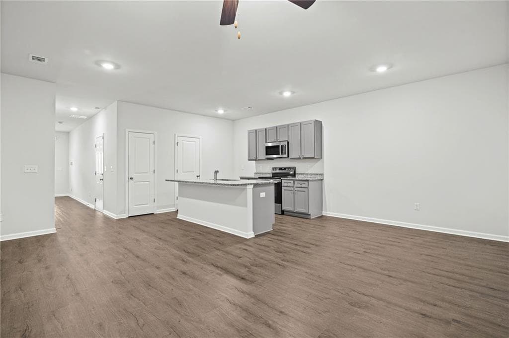 3 bedroom, 3 bathroom, 1,610 sq ft townhouse for sale at 3353 Sable Elm Court, Atlanta, GA 30349 — photo 8