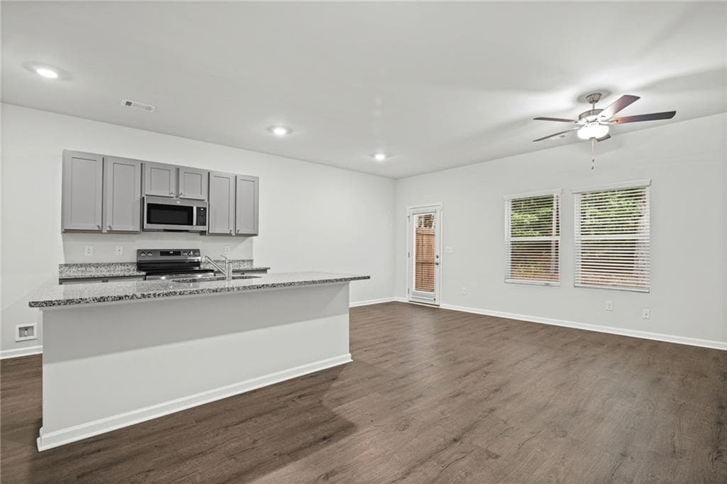 3 bedroom, 3 bathroom, 1,610 sq ft townhouse for sale at 3353 Sable Elm Court, Atlanta, GA 30349 — photo 9