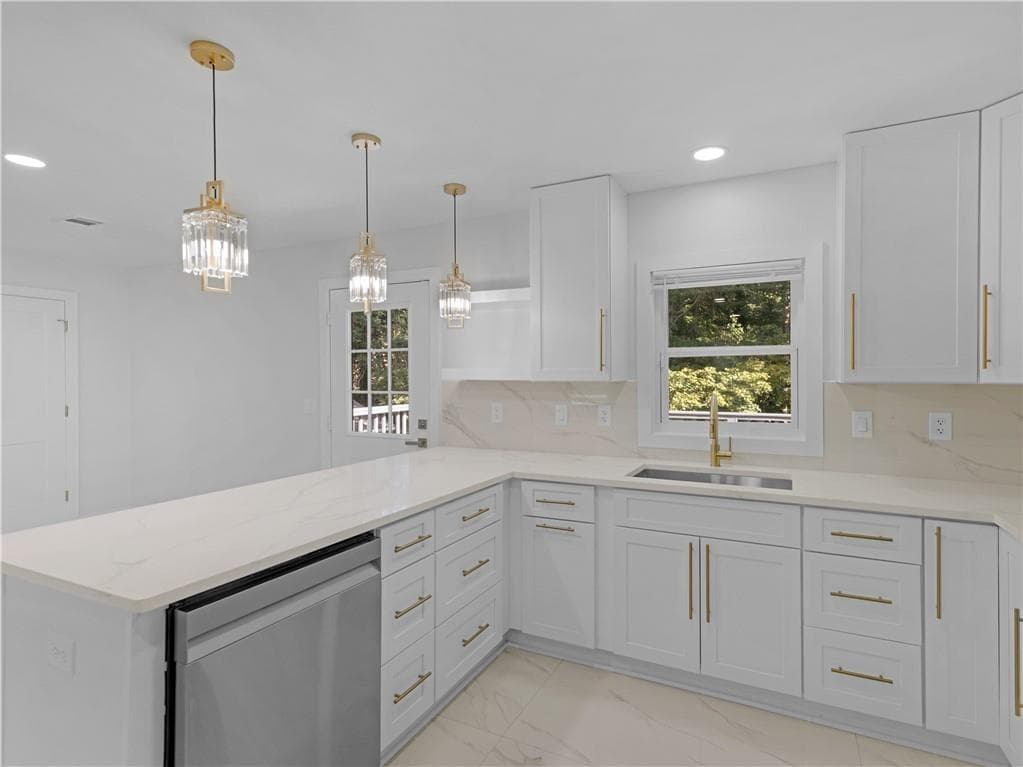 5 bedroom, 5 bathroom, 2,184 sq ft single family residence for sale at 984 Morrow Road, Morrow, GA 30260 — photo 7