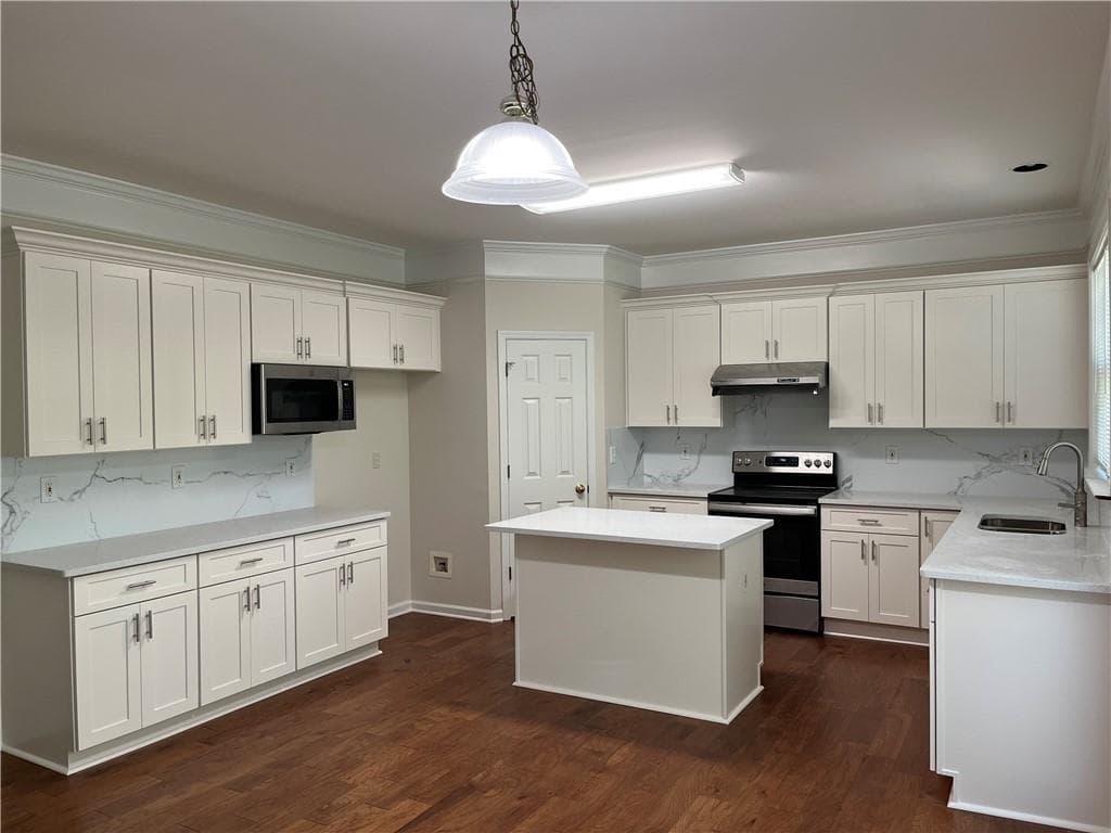 5 bedroom, 3 bathroom, 2,734 sq ft single family residence for sale at 555 Midhurst Place, Johns Creek, GA 30024 — photo 10