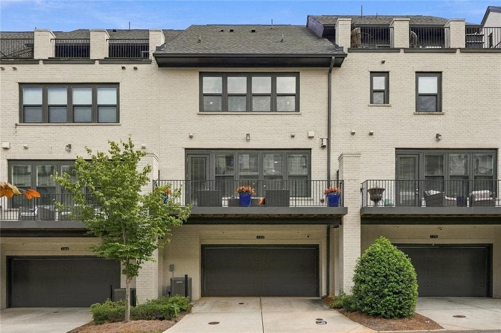3 bedroom, 4 bathroom, 3,221 sq ft townhouse for sale at 130 Britten Pass, Alpharetta, GA 30009 — photo 2