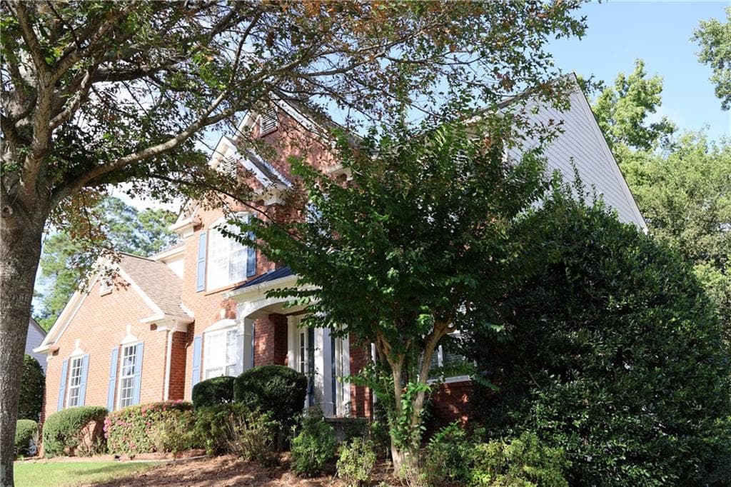 5 bedroom, 3 bathroom, 2,734 sq ft single family residence for sale at 555 Midhurst Place, Johns Creek, GA 30024 — photo 5
