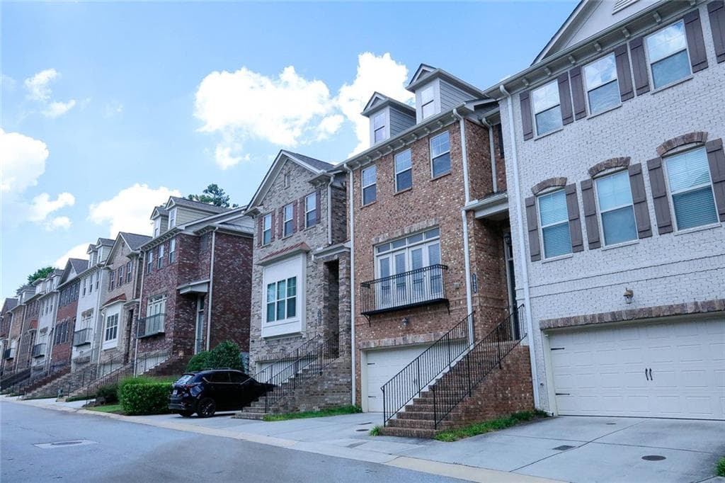 3 bedroom, 4 bathroom, 2,213 sq ft townhouse for rent at 1920 Townsend Court, Atlanta, GA 30329 for $3,650 a month — photo 2