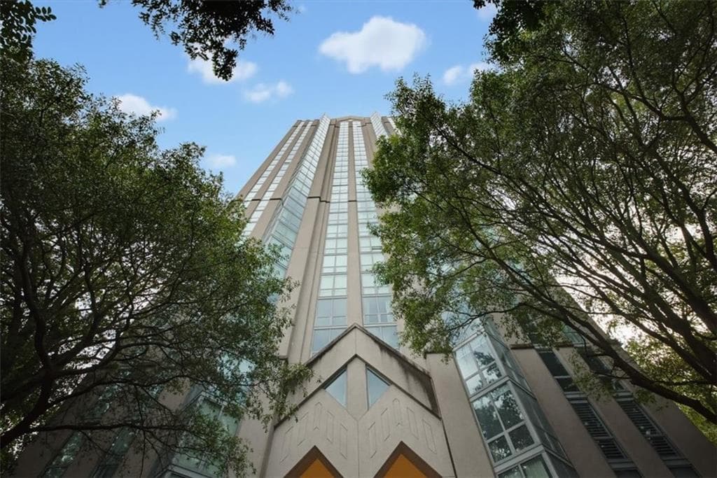 2 bedroom, 2 bathroom, 1,228 sq ft condominium for sale at 2870 Pharr Court South 2006, Atlanta, GA 30305 — photo 1 of 25