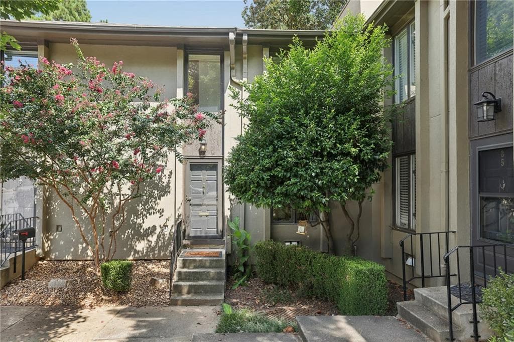 3 bedroom, 4 bathroom, 2,034 sq ft condominium under contract at 83 Ivy Trail, Atlanta, GA 30342