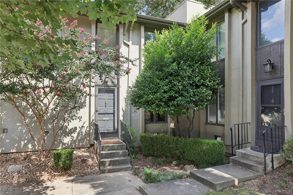 3 bedroom, 4 bathroom, 2,034 sq ft condominium under contract at 83 Ivy Trail, Atlanta, GA 30342 — photo 2