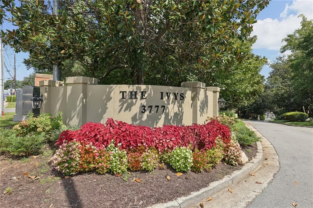 3 bedroom, 4 bathroom, 2,034 sq ft condominium under contract at 83 Ivy Trail, Atlanta, GA 30342 — photo 3