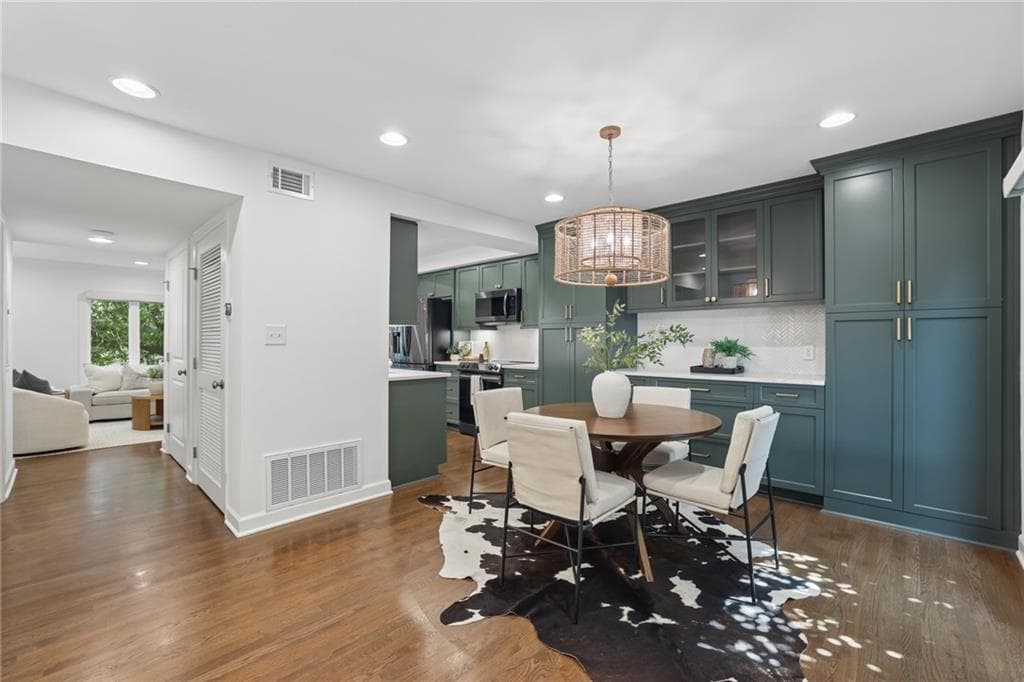 3 bedroom, 4 bathroom, 2,034 sq ft condominium under contract at 83 Ivy Trail, Atlanta, GA 30342 — photo 6