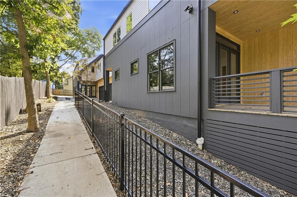 5 bedroom, 4 bathroom townhouse for sale at 1010 Boulevard SE A, Atlanta, GA 30312 — photo 3