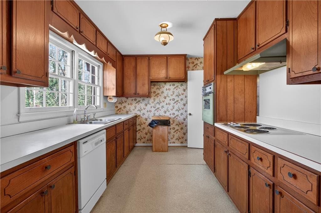 3 bedroom, 2 bathroom, 1,763 sq ft single family residence for sale at 2569 Sky Lane Dr, Marietta, GA 30062 — photo 8