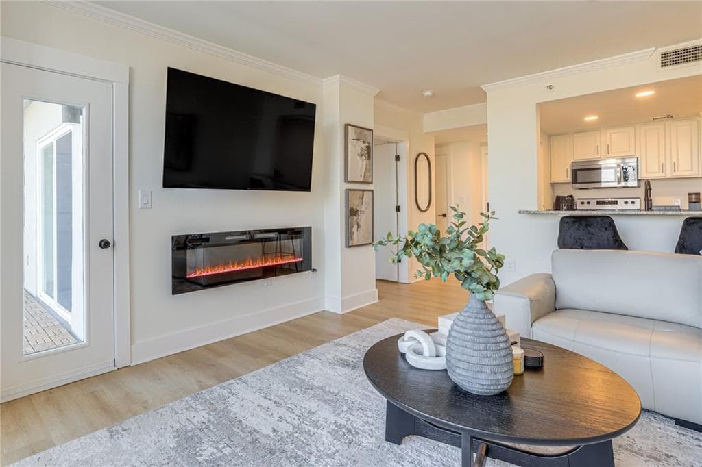 1 bedroom, 1 bathroom, 645 sq ft condominium for sale at 1280 W Peachtree Street 805, Atlanta, GA 30309 — photo 3